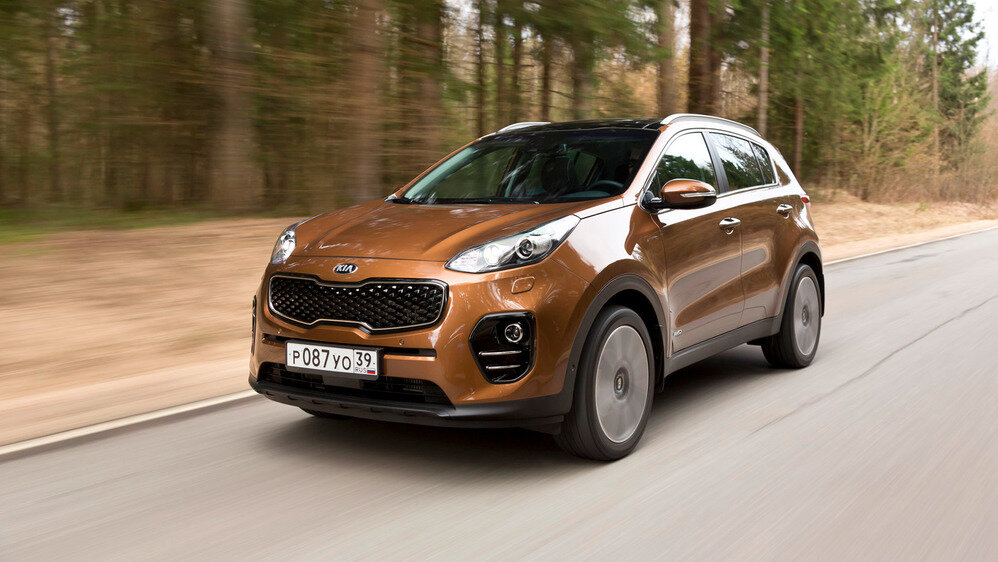   Если абстрагироваться от разинутой пасти радиаторной решётки, то чем не родственник Porsche Cayenne?   