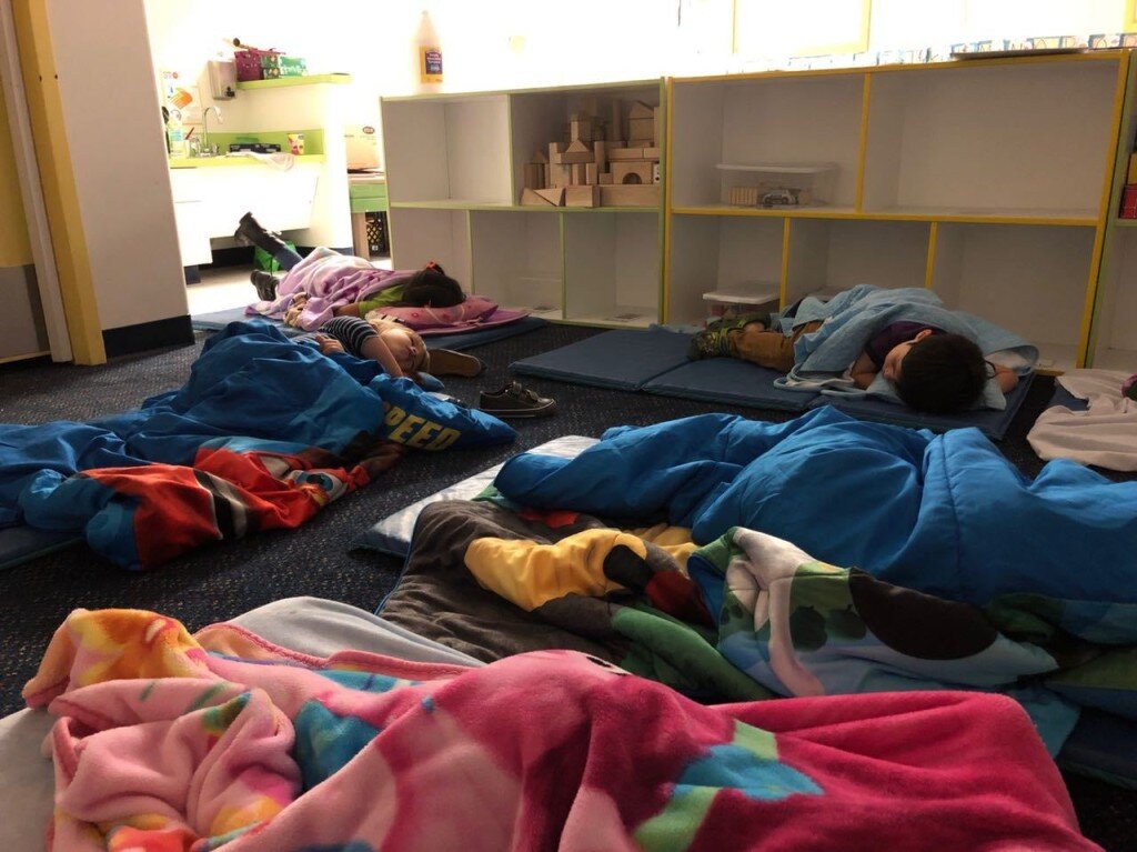 Дневной тихий час. Детский сад в Норвегии сон. Дети спят в садике. Детские сады в Америке. Сон в детском саду Швеции.