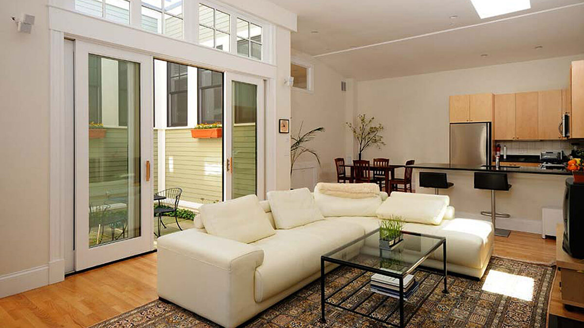 Современные раздвижные межкомнатные двери в интерьере кухни  гостиной.