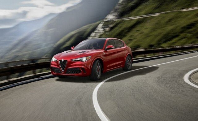 На фото первый кроссовер итальянского производителя Alfa Romeo Stelvio 2018 модельного года