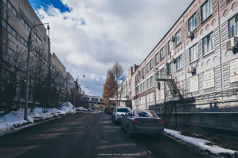 1. Город Владимир.
Территория Владимирского тракторного завода.
Когда-то в далекие советские времена здесь располагалось оборонное предприятие "Гвоздика".
Рядом с производством по традиции располагался административный корпус.
В данном случае, он не только отделял белорубашечников от работяг, но и закрывал от посторонних людских глаз сборочный корпус. Последний и сейчас не видно с "пекинки" - объездной владимирской автодороги.

