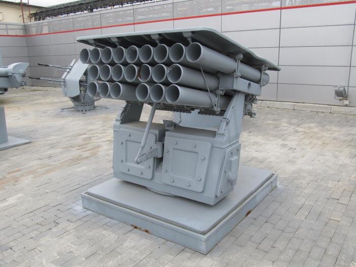 Огнемётно-зажигательный корабельный комплекс калибра 140 мм.