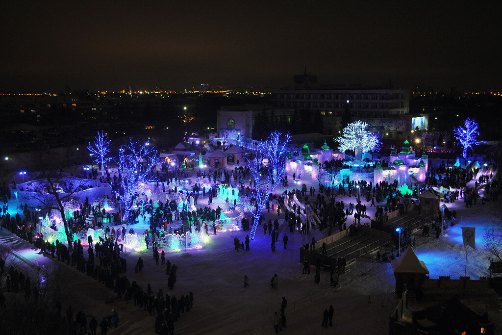 Каждый год - это новая тема. В этот раз в ледовых скульптурах воплощены мотивы из сказок омича и бывшего работника ОмПО «Радиозавод им.А.С. Попова» Тимофея Белозерова, также будет патриотическая и былинная тематика. 

