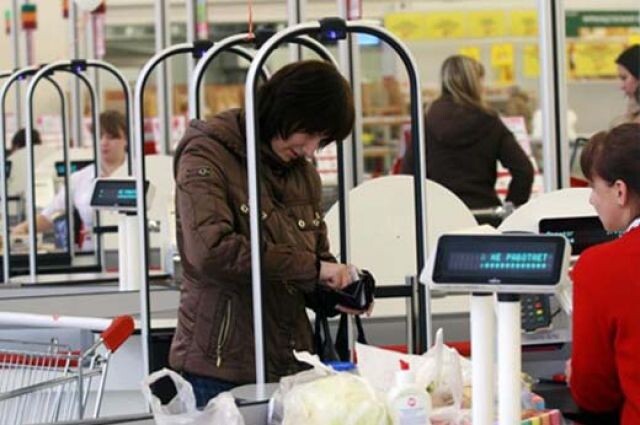 Нередко человек забегает в магазин за какой-нибудь мелочью — хлебом, молоком или бутылкой воды, а потом с одним товаром вынужден стоять в большой очереди в кассу. Конечно, возникает вопрос, зачем магазин собирает покупателей в одной или паре касс вместо того, чтобы открыть другие и быстро обслужить людей. Может ли магазин отказаться открывать еще одну кассу, если в других уже собрались приличные очереди. По его словам, тут все зависит от реальных возможностей магазина, то есть от наличия свободных в данный момент кассиров.
