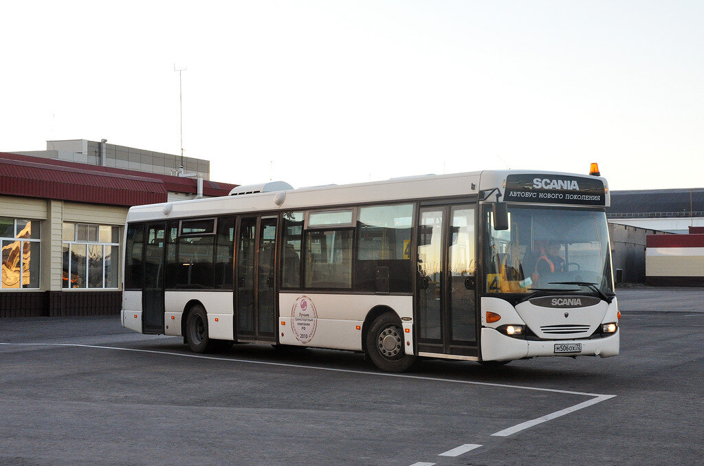 1. Перонный автобус "Скания". Но нам не удалось пользоваться его услугами. Выйдя из самолета в телетрап, по лесенке спустились на перрон и проследовали в багажное отделение. 

