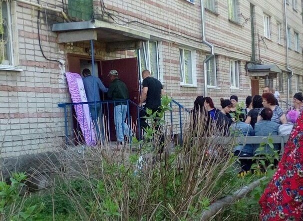 К дому девочки пришли десятки людей.