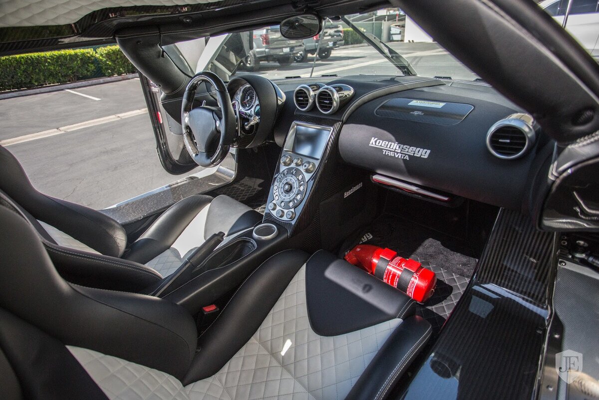 Машина Koenigsegg CCXR Trevita