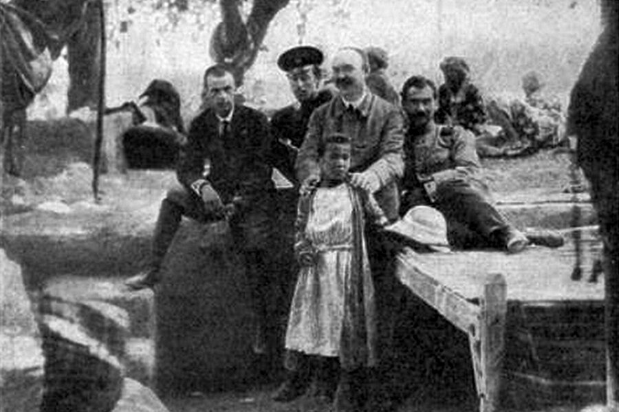 Изенбек в составе членов археологической экспедиции, 1912 год.