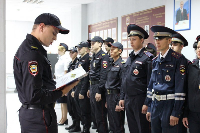 27 июля в Иркутске в торжественной обстановке 29 новоиспеченных сотрудников АВД торжественно поклялись достойно исполнять свой служебный долг и возложенные обязанности по обеспечению безопасности, законности и правопорядка.