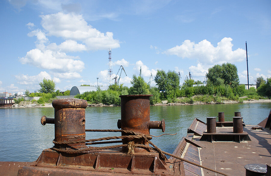 Затон новосибирск. Затон Новосибирск кладбище кораблей. Заброшенный корабль в НСО. Заброшенный кораблей Новосибирск водохранилище.