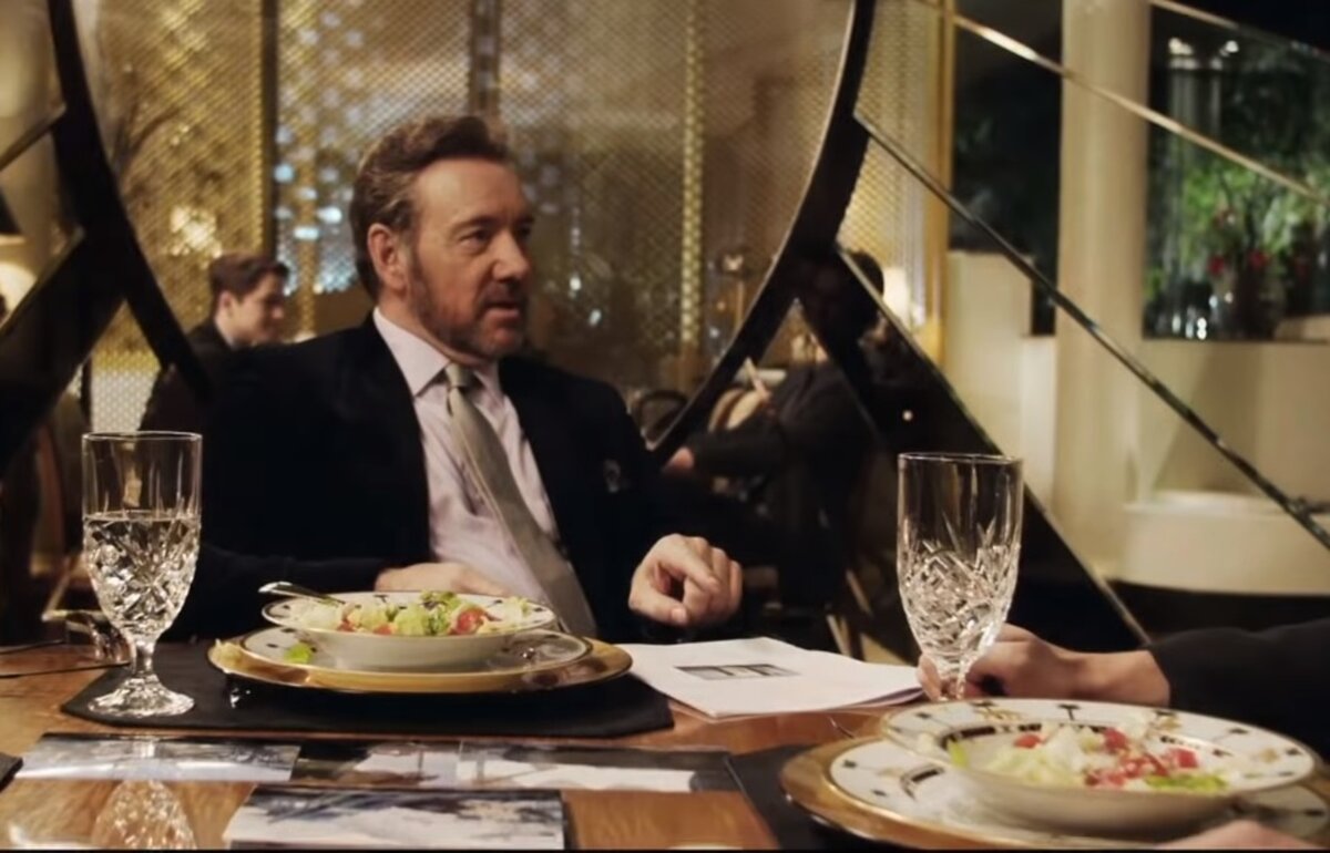 Фото: кадр из фильма "Клуб миллиардеров" (2018). У тех, кого мы привыкли видеть "на высоте", тоже бывают проблемы с алкоголем 