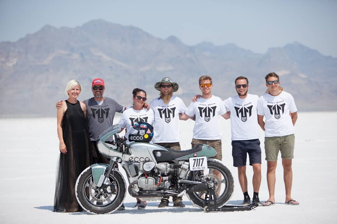 Отличная команда гоночных механиков 