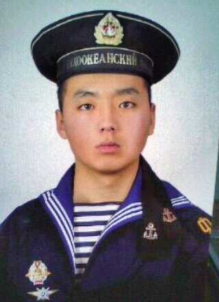 Алдар Цыденжапов был призван на службу в войсковую часть Тихоокеанского флота в ноябре 2009 года. Служил матросом на эскадренном миноносце «Быстрый». 24 сентября 2010 года, обычный день службы, сделает из матроса Героя России. Посмертно 
Эскадренный миноносец «Быстрый» готовился к боевому походу. Все члены экипажа, коих было 300, занимались положенными им делами. Царило обычное рабочее спокойствие. Но в один момент все изменилось. В 4 утра по местному времени прорвало топливный трубопровод энергоустановки.

Горючее под огромным давлением вырвалось наружу. Мгновенно вспыхнул пожар. Миноносец взорвался бы, унеся за собой 300 человеческих жизней. Но храбрость и отвага 19-летнего матроса помогли предотвратить бедствие.

Девятнадцатилетний Алдар Цыденжапов оказался в эпицентре пожара.
Со слов сослуживцев, он не растерялся и сразу бросился к энергоустановке, начав ее экстренное отключение. Алдар, окружённый огнём, хладнокровно, шаг за шагом провёл все необходимые действия и отключил систему. 
Матрос вышел из помещения последним, получив до 100% ожогов тела.

Благодаря действиям Алдара, командование корабля успело вывести людей из опасной зоны и применить все меры по пожаротушению. Матрос спас 300 человек экипажа и сам эсминец.

Во время пожара пострадали трое матросов. Павел Осетров и Александр Коровин получили легкие ожоги и отравление продуктами горения. Повреждения оказались незначительными и они довольно быстро вернулись к службе. Алдар Цыденжапов получил серьезные ожоги и был доставлен во Владивосток. В течение нескольких дней врачи боролись за его жизнь, но спасти не смогли. 28 сентября матрос скончался. Герою оставалось служить меньше месяца.

Указом президента России 16 ноября 2010 года Алдару Цыденжапову посмертно присвоено звание Герой России. Место в кубрике, где жил Алдар, навсегда останется за ним.





