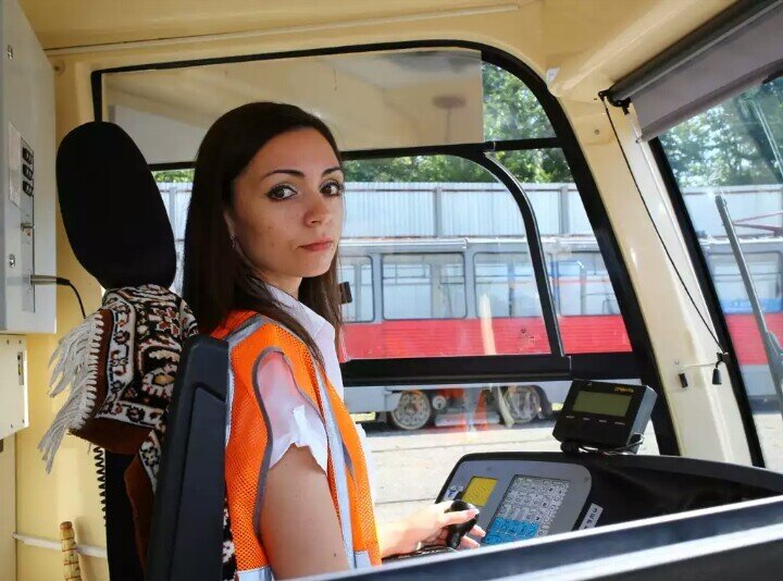 Источник фото: pikabu.ru/story/devushki_i_obyidennost_voditeli_tramvaya_4580648