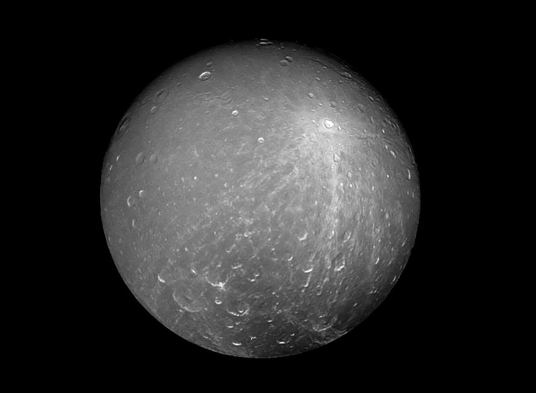 Полосы на Дионе, запечатленные аппаратом Кассини