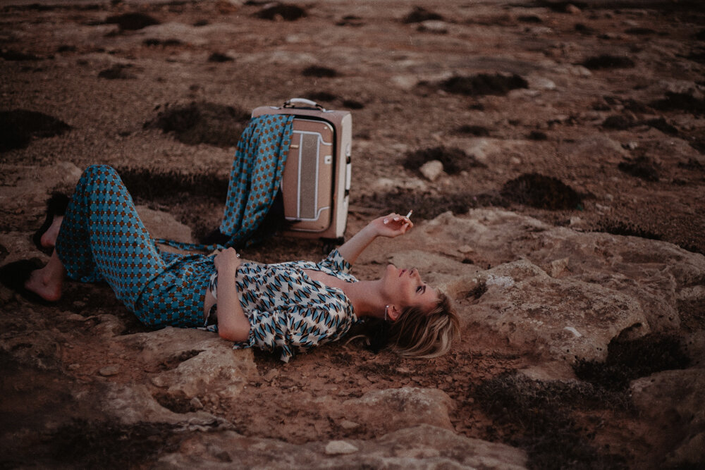 Да если бы во время всей этой вереницы пиздеца , вечерком, дома, в законной области отдыха, меня бы встретила телка с жалобой, что мы не жрем лобстера - я бы дала ей по щщам!