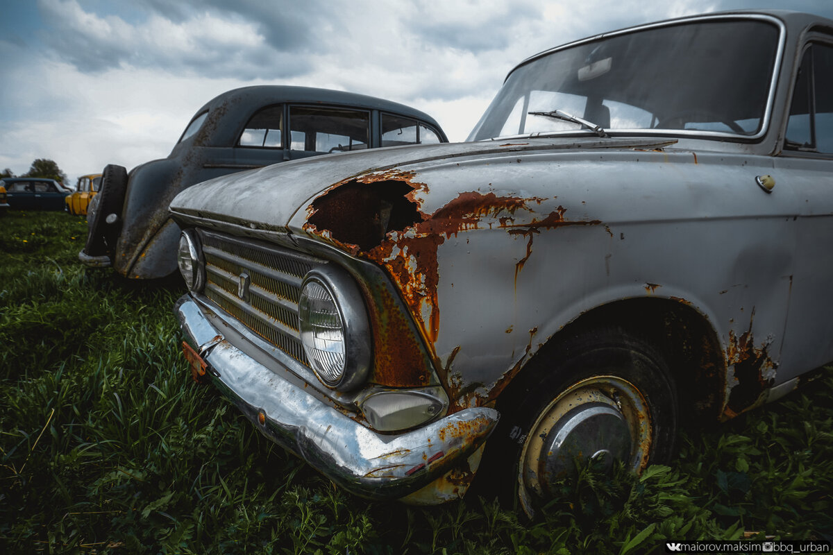 ржавые машины ссср. черноусово музей ретро автомобилей в тульской области. красинца в черноусово. музей ретро автомобилей тула. черноусово москвич 400.