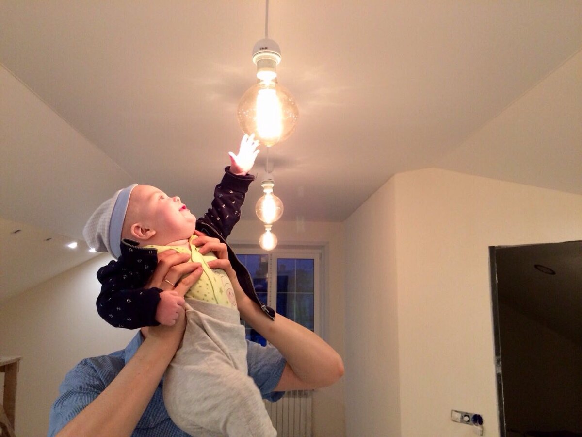 Лампочки Эдиссона на мансарде.  Мы повесили их без абажуров. Они и сами по себе очень красивые