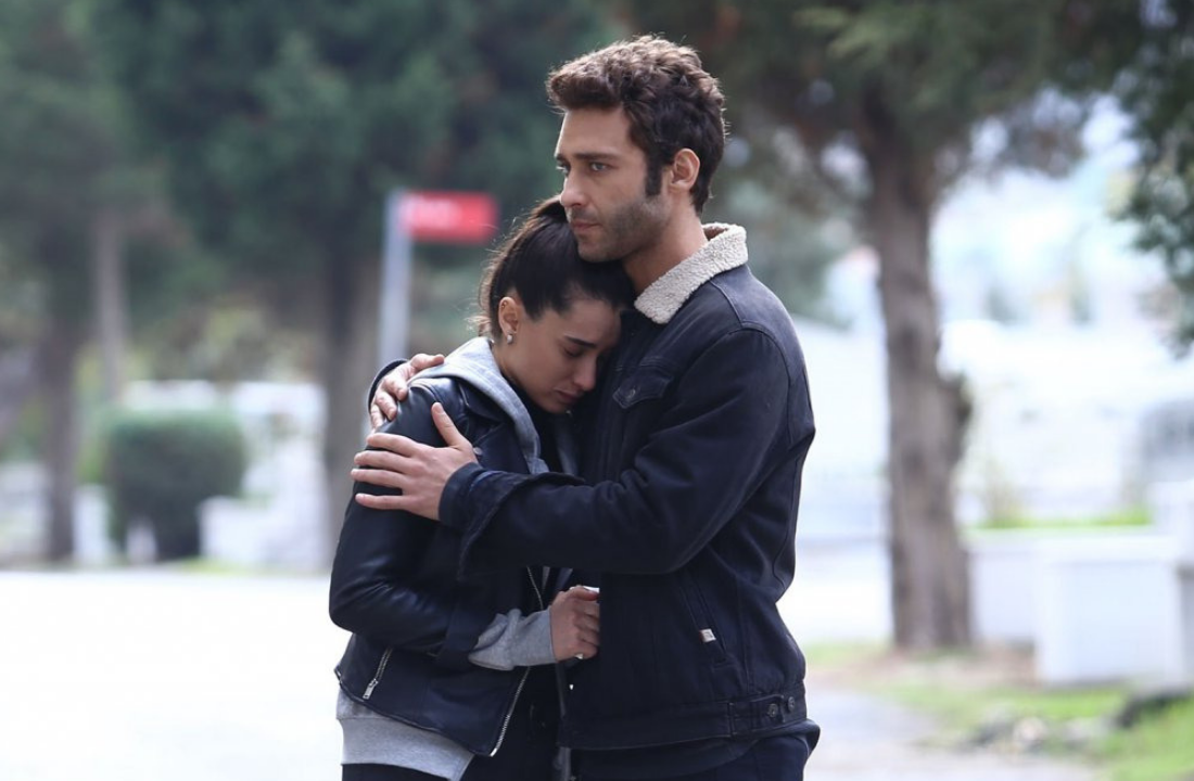 Кадр из сериала "Осколки души", в ролях Сечкин Оздемир и Ханде Догандемир