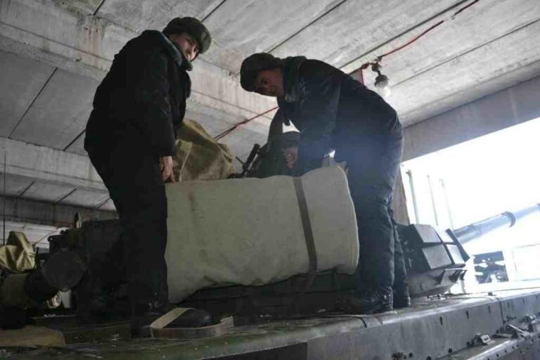 Обслуживание техники военнослужащими во время паркового дня