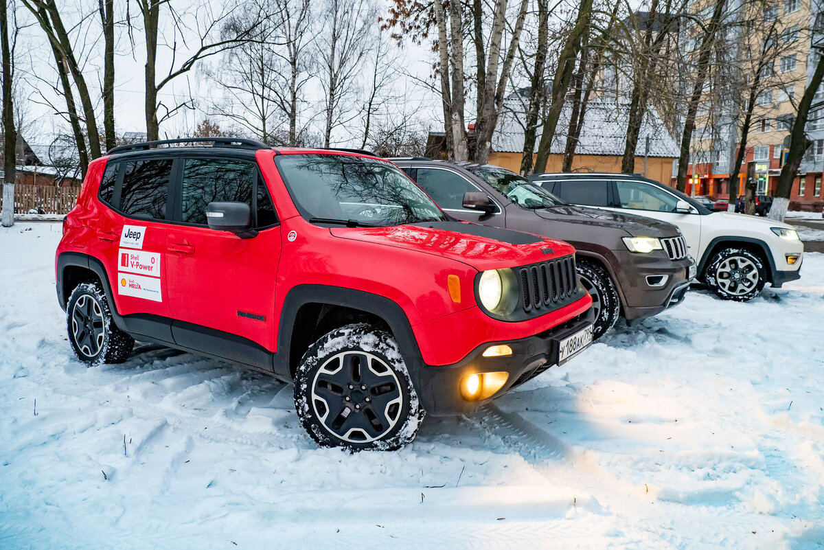 В девяностых мы бы смотрелись на все сто: темный Jeep, за рулем боец в спортивных штанах, рядом напарник, а на заднем диване двое в попытке сделать серьезные лица.