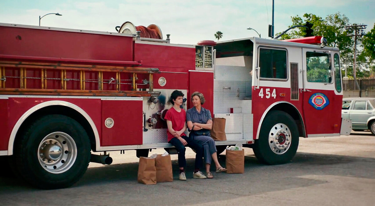 актеры Аннетт Бенинг (Доротея Филдс) и Лукас Джейд Суманн (Джейми Филдс) - кадр из фильма "Женщины XX века"