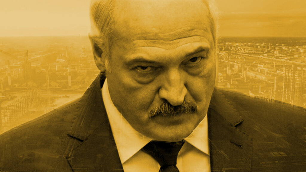 На фото: Александр Лукашенко на фоне нефтеперерабатывающего комплекса «Нафтан»