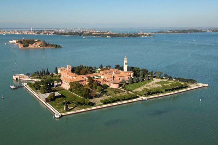 Вид на Сан-Ладзаро-дельи-Армени на фоне Венеции.