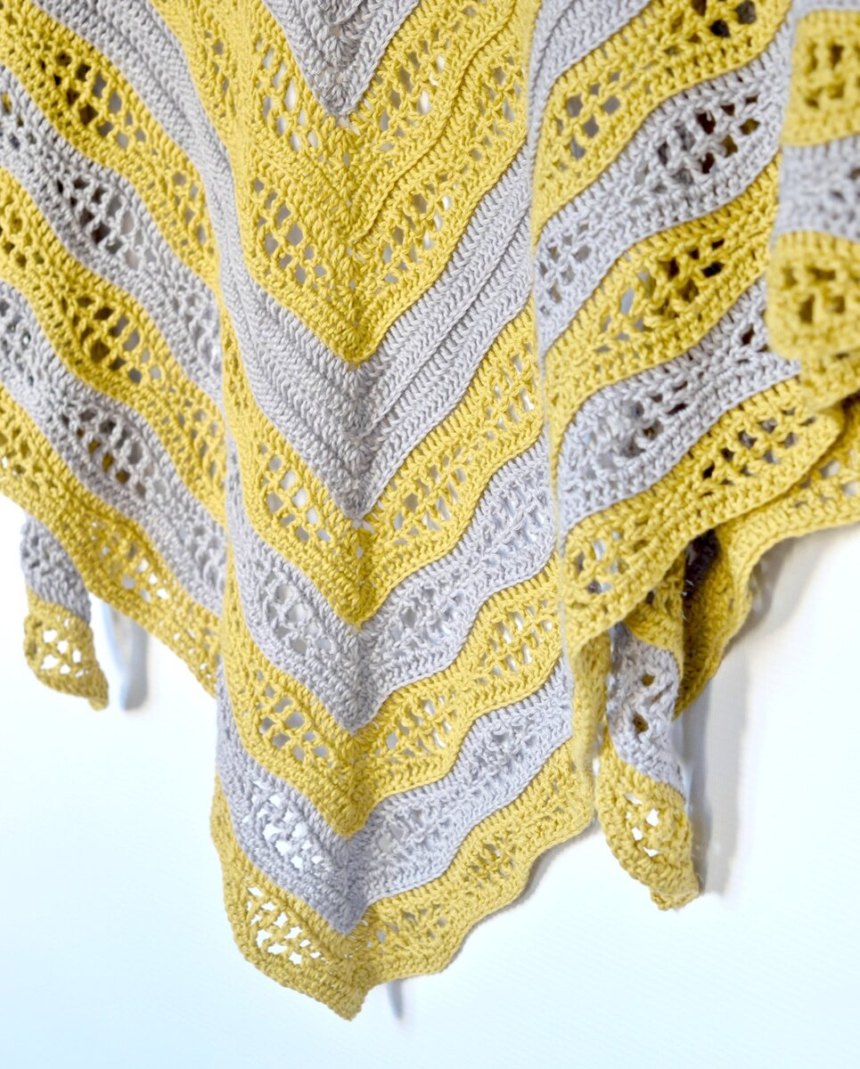http://mycrochetory.com/kalinda-shawl-free-crochet-pattern/