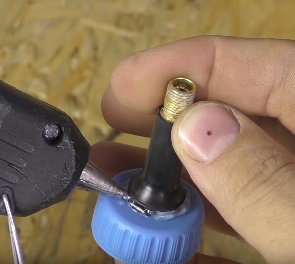 В маленькую бутылку зальем небольшое количество автошампуня и воды и перемешаем всё . Подключаем компрессор и разбрызгивать состав . Моем автомобиль щеткой , губкой или тряпкой , кому как удобно . Затем подключаем к большой бутылке . Смываем ,  струя довольно-таки мощная , отлично смывает пену и загрязнения.