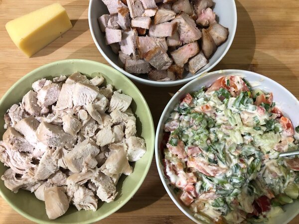 В тарелках курица, свинина, овощи