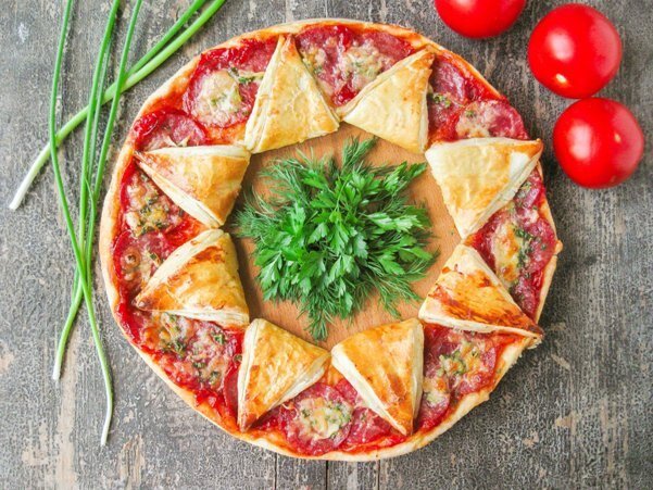 Мини-пиццы из слоеного теста с колбасой и солеными огурчиками, рецепт с фото — steklorez69.ru