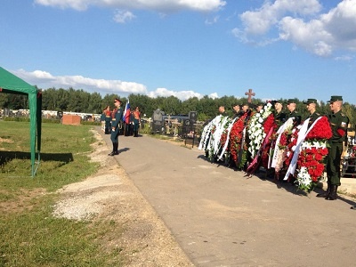 Почетный караул и оркестр заказывается в военной комендатуре Москвы или Московской области (зависит, в каком районе находится кладбище, где будет осуществляться погребение) при предъявлении письменного запроса из военкомата.