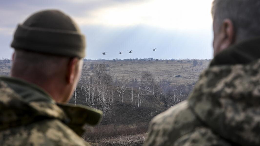 Вертолеты Ми-8 ВС Украины во время тактических учений десантно-штурмовых войск в Житомирской области. Фото: РИА Новости/Михаил Палинчак