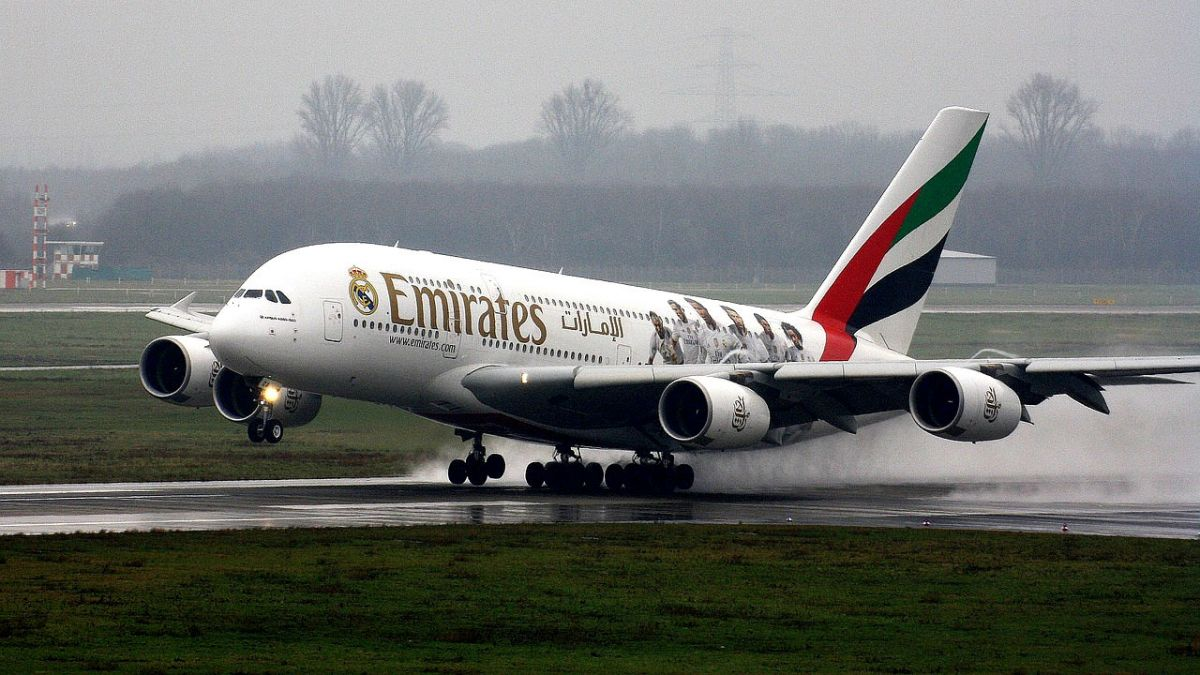 Лайнер стоит на взлётно-посадочной полосе. Вот он срывается с места,  скорость нарастает, и большой птицей самолёт взмывает в небо. Кажется,  легко. Но если задуматься и представить себе, сколько всего на борту:  пассажиры, экипаж, багаж,  ручная кладь, тележки с едой… Ведь всё это имеет свой вес, в сумме  немалый. И ведь сам самолёт сколько-то весит. А кстати, сколько?