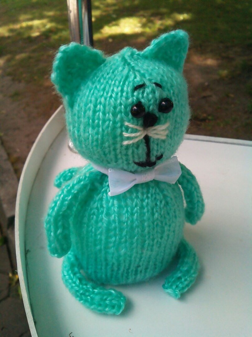 Котик-амигуруми, связанный спицами.