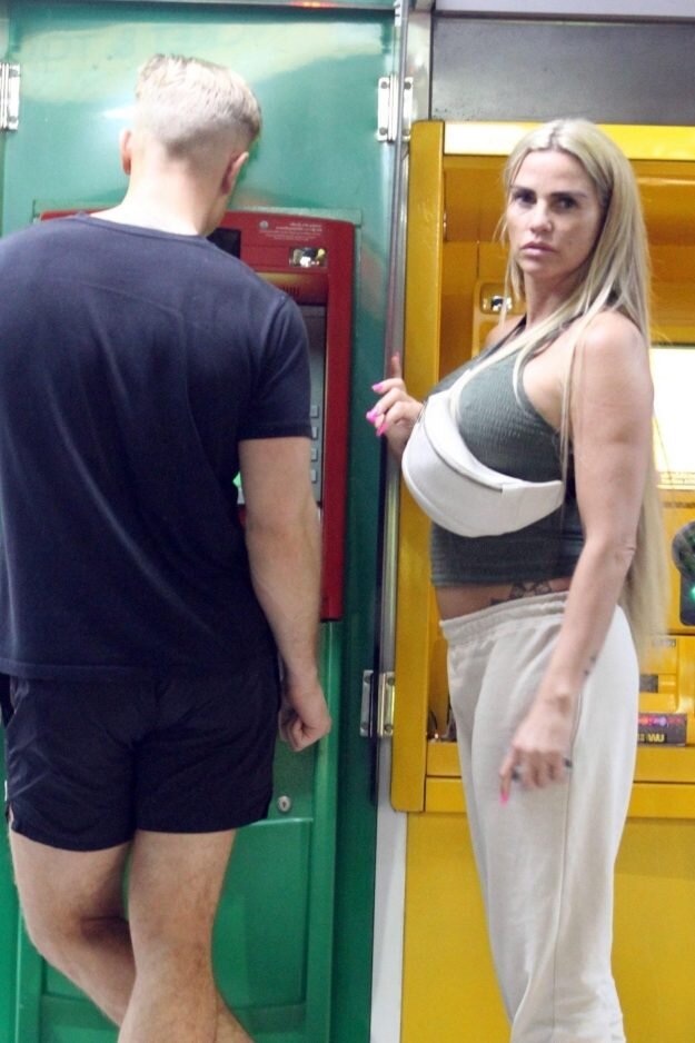 Кэти Прайс изображена в Таиланде вместе с бойфрендом Крисом Бойсоном