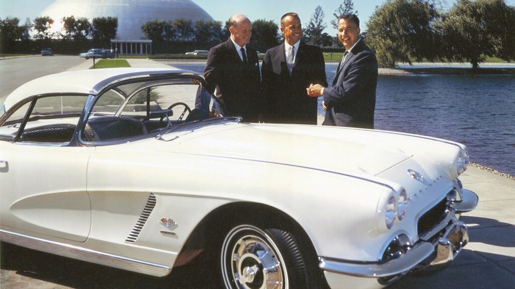 Алан Шепард и его chevrolet corvette c1. Ему достался автомобиль с атмосферным V8, объемом 4.6 литра, который развивал 283 лошадиные силы. При этом был оснащен ДВУХ ступенчатой автоматической КПП. 