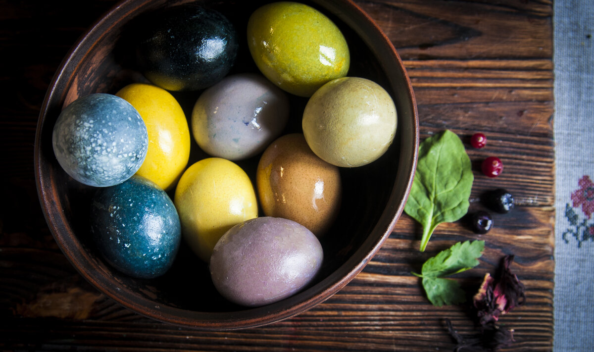 Яйца без красителей. Натуральные красители для яиц каркаде. Окрашивание яиц натуральными красителями. Красим яйца натуральными красителями. Окрашивание яиц натуральными красителями куркумой.