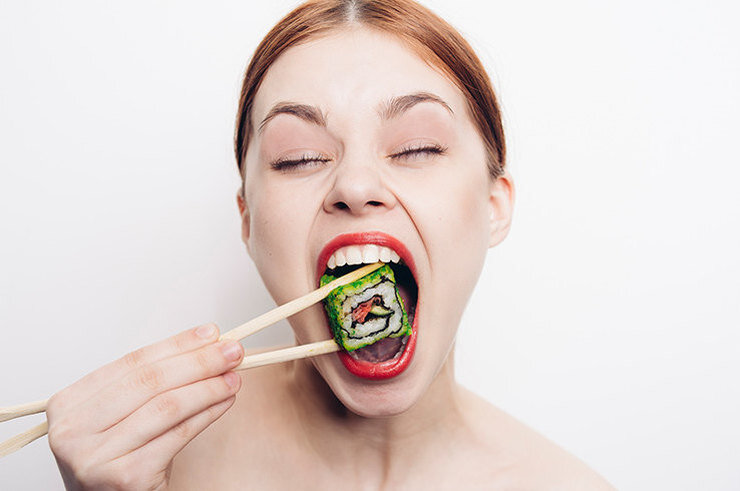 Родиной суши является Япония. В суши находятся такие продукты как: сырая рыба, водоросли, рис. Отсюда возникает вопрос: Разве можно доверить таким продуктам свое здоровье? Давайте разбираться!