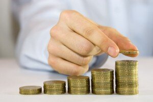 Количество наработанных пенсионных баллов теперь является таким же важным фактором для решения о назначении пенсии, как собственно и наличие трудового стажа. Минимальное количество баллов, при которых человек может выйти на пенсию, установлено законодательно. В текущем году нужно иметь 11,4 балла, а в следующем – 13,8 балла. Если же количество наработанных баллов не позволяет человеку отправиться на пенсию, то нужно либо продолжить работать, либо оформлять социальную пенсию. Для тех, кто набрал необходимое количество баллов и подошел к пенсионному возрасту, но на пенсию не торопится, предусмотрены дополнительные баллы.