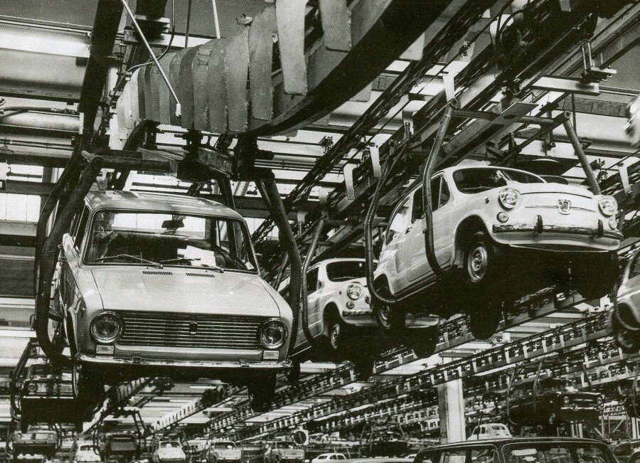 Автоконцерн «FIAT» в Турине. С конвейера сходят «Fiat-124» и «Fiat-600» – прототипы будущих советских «копеек» и «горбатых».