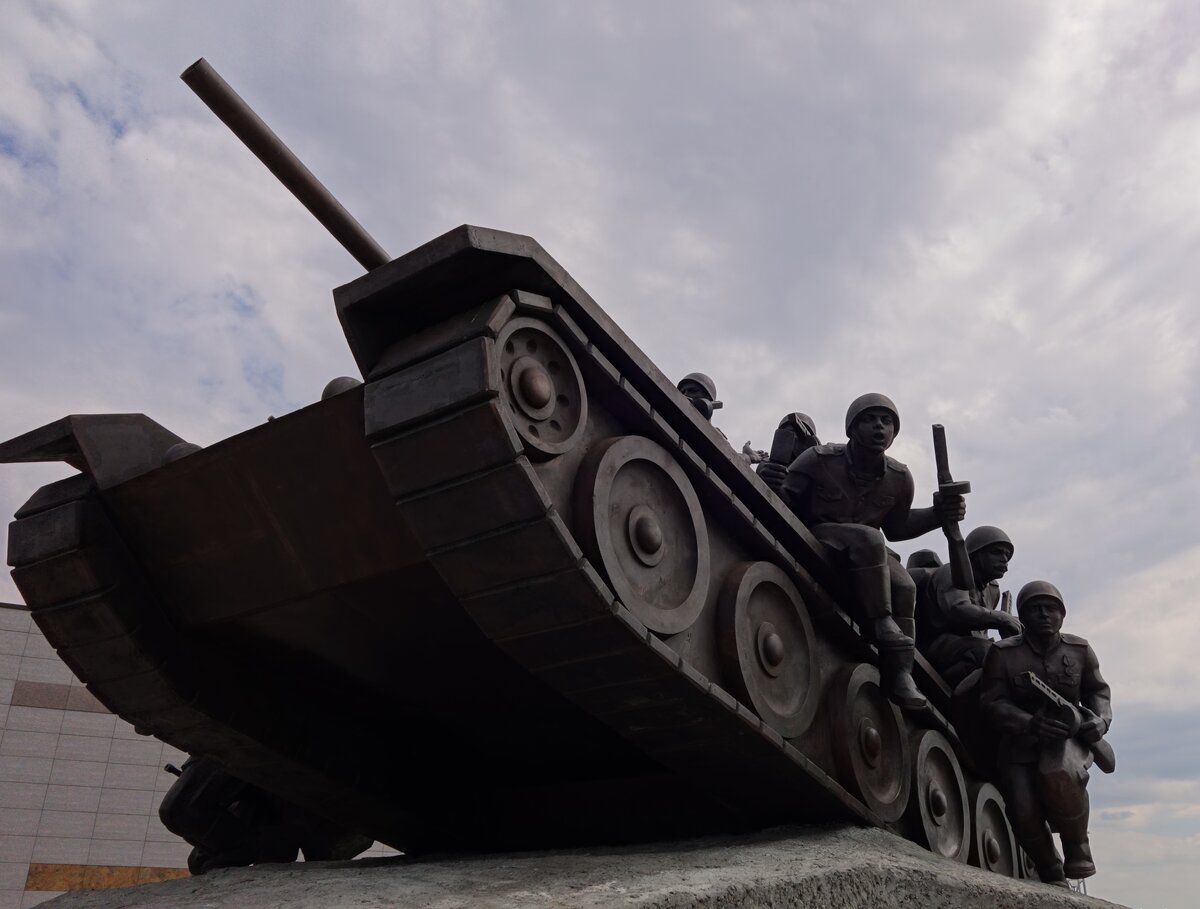 Место: государственный военно-исторический музей-заповедник "Прохоровское поле" в 220 км к юго-западу от Воронежа. Точка на карте: пгт. Прохоровка, Белгородская область.