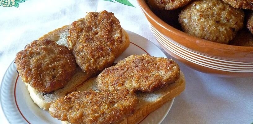 Котлеты по албански. Бутерброд с котлетой. Котлета из столовки. Хлебные котлеты. Котлеты в школьной столовой.