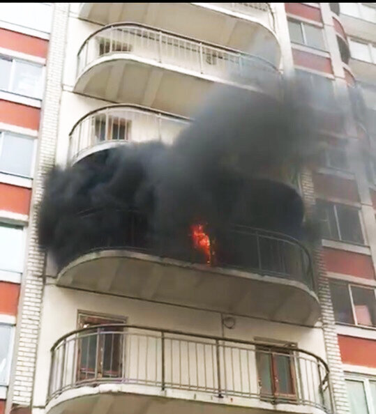 Такой едкий дым в тамбуре не дал бы выбраться из своих квартир.