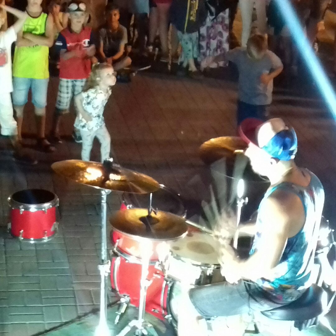 Барабанщик на набережной