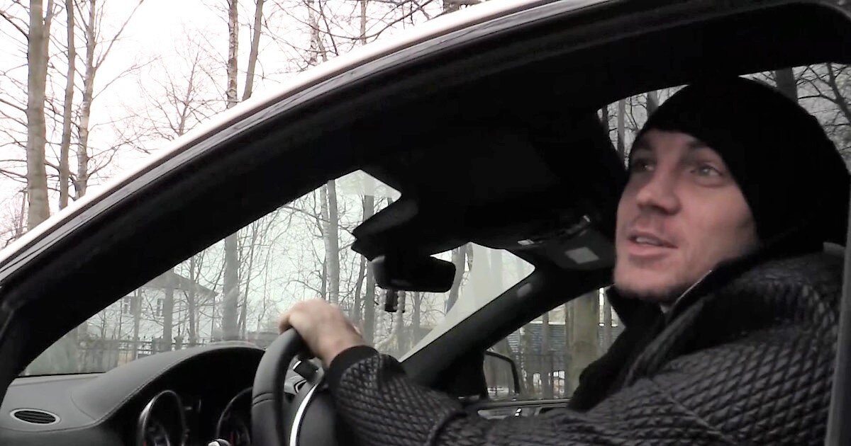 Артем Дзюба за рулем своего Mercedes-Benz. Фото avtozvuk-info.ru.