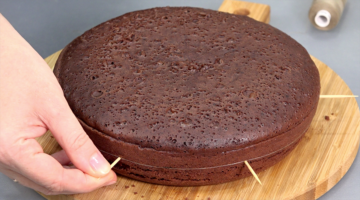 для разрезания коржей бисквита. как ровно разрезать корж. нож для нарезки торта. бисквит разрезанный. как ровно разрезать корж.