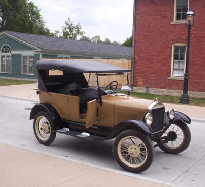 Picture of non-black 1927 Model T at Greenfield Village CC BY-SA 3.0