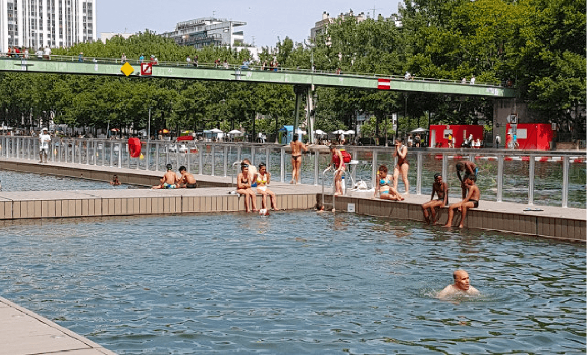 Открытый парижский бассейн, организован прямо в Сене, Вход свободный.